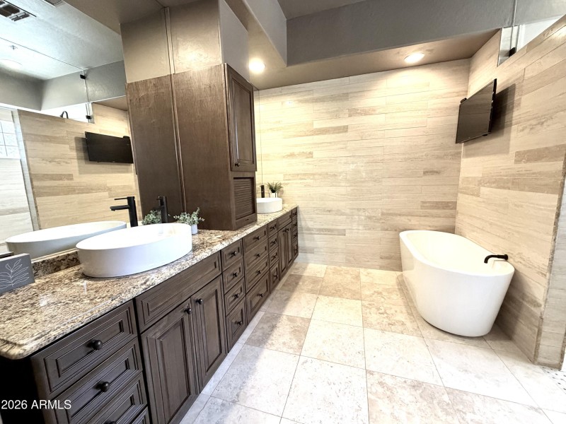 Primary bath with separate bathtub