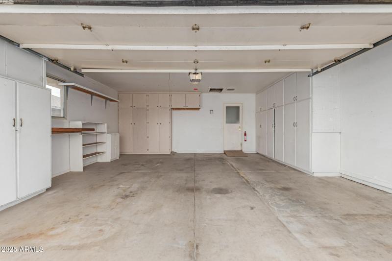 Oversized Garage w/Cabinets