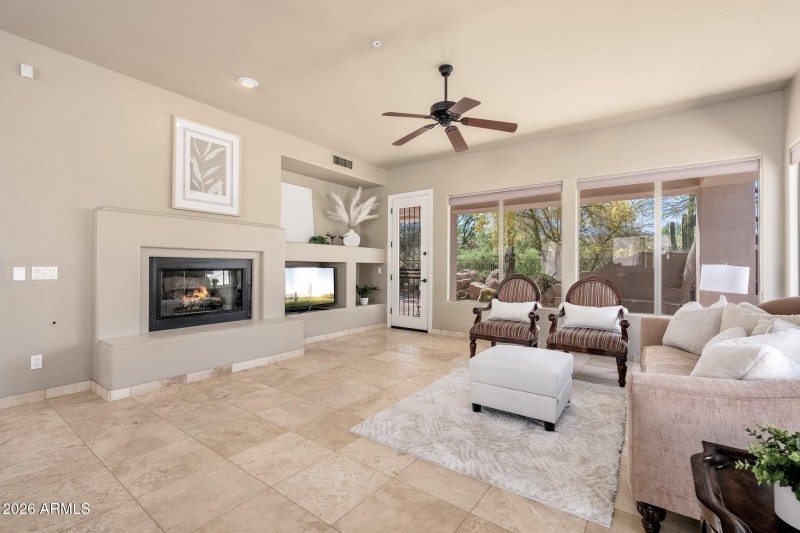 South facing family rm w gas fireplace