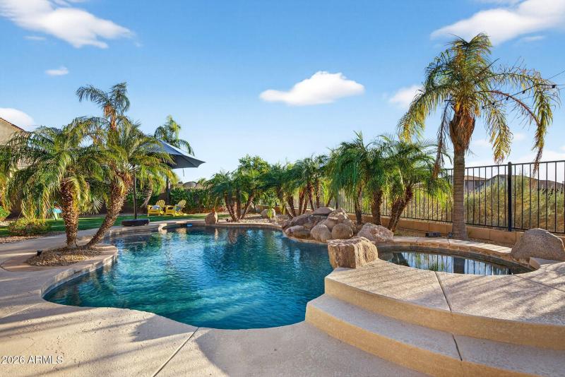 Gorgeous HEATED pool & spa!