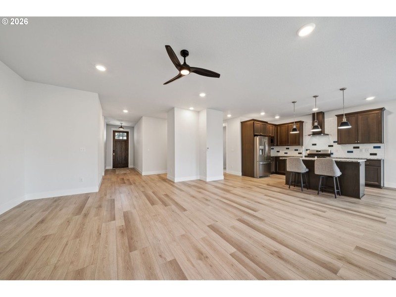 Living Room/Entrance