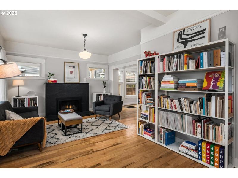 Living Room/Entrance