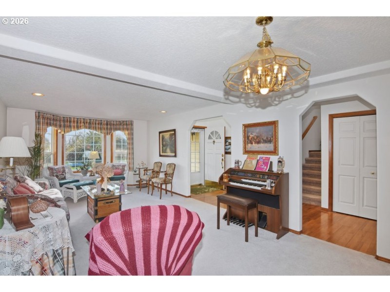 Living Room/Entrance