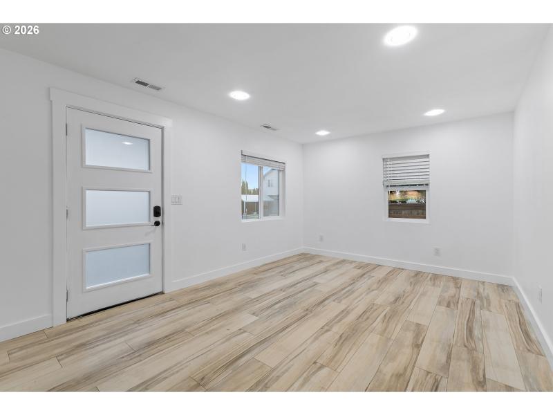 Living Room/Entrance