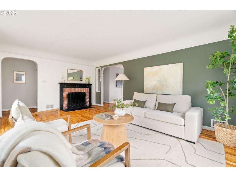 Living Room/Entrance