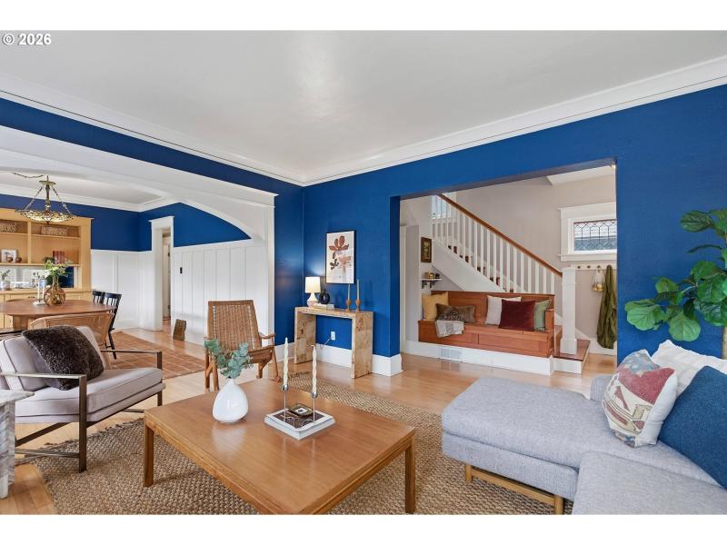 Living Room/Entrance