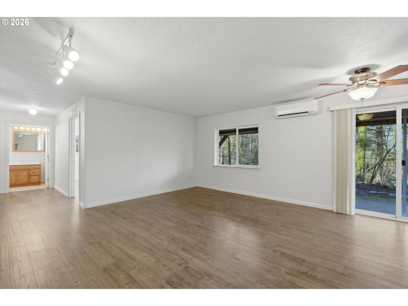 Living Room/Entrance