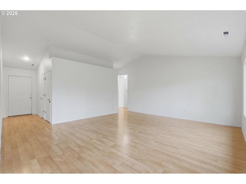 Living Room/Entrance