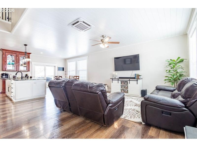 Living Room/Entrance