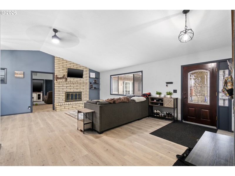 Living Room/Entrance