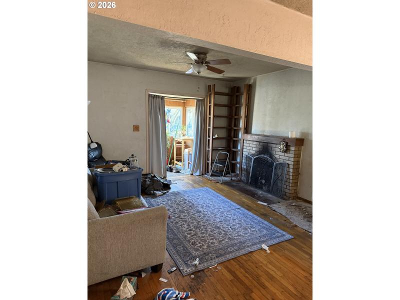 Living Room/Entrance