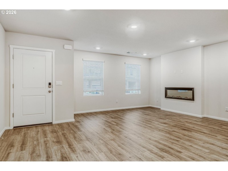 Living Room/Entrance