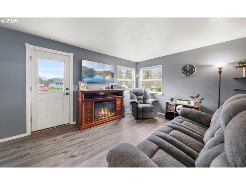 Living Room/Entrance