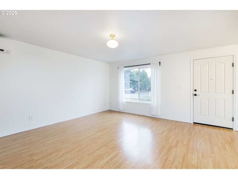 Living Room/Entrance