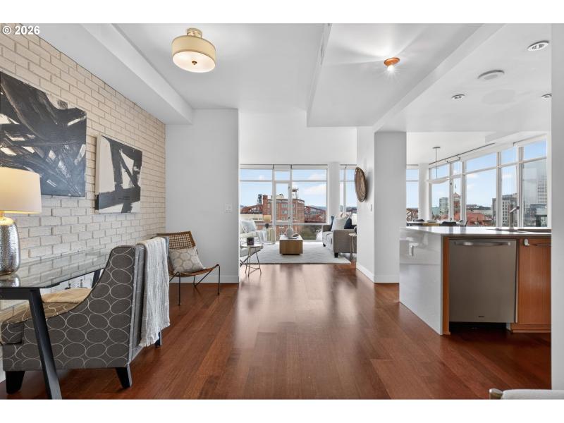 Living Room/Entrance