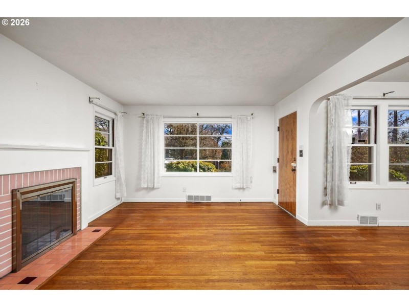 Living Room/Entrance