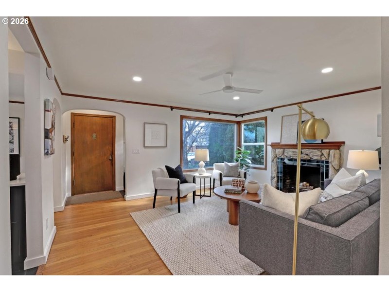 Living Room/Entrance