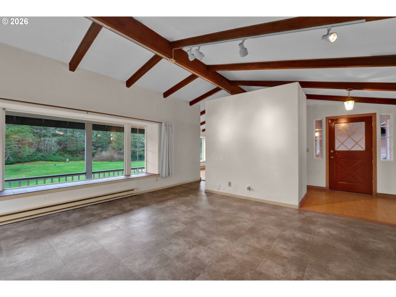 Living Room/Entrance