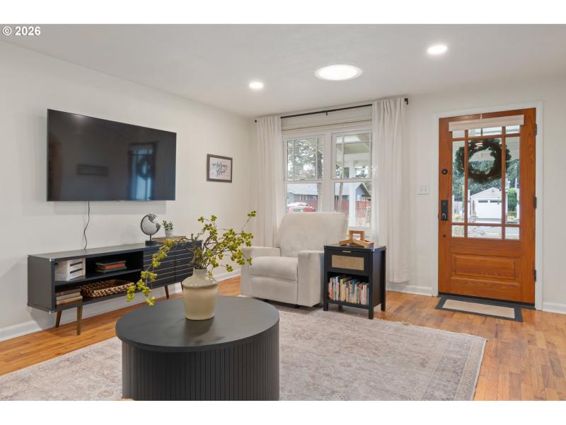 Living Room/Entrance