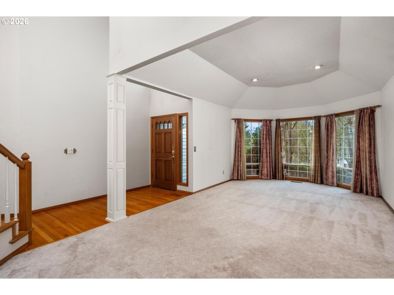 Living Room/Entrance