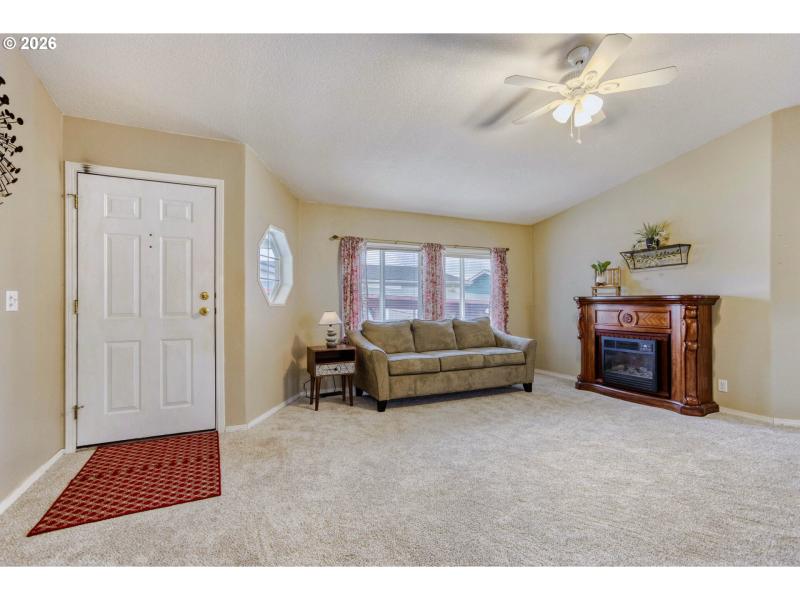 Living Room/Entrance