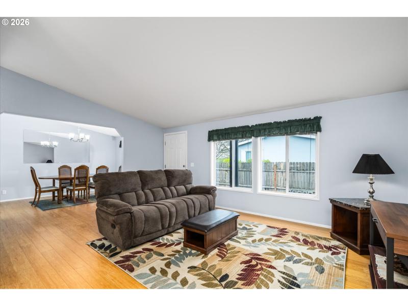 Living Room/Entrance