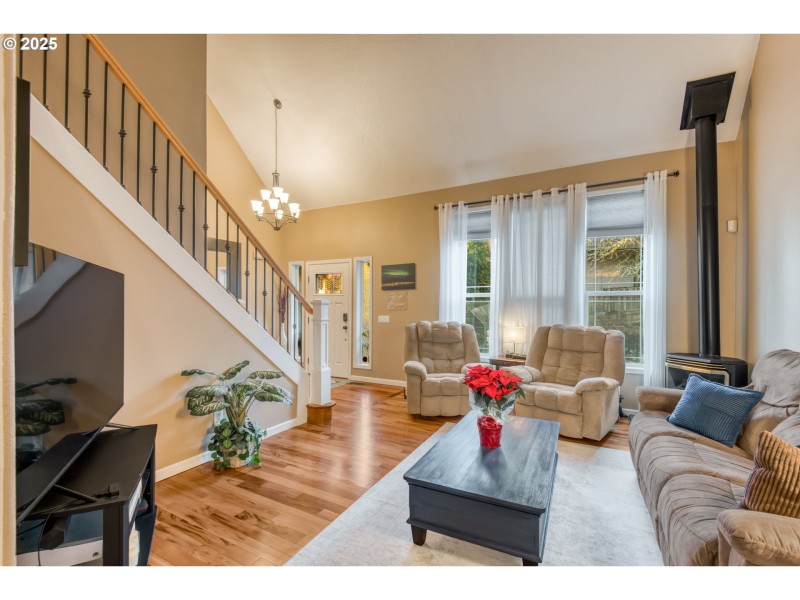 Living Room/Entrance