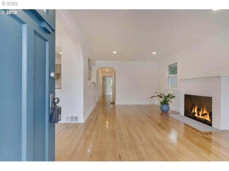 Living Room/Entrance