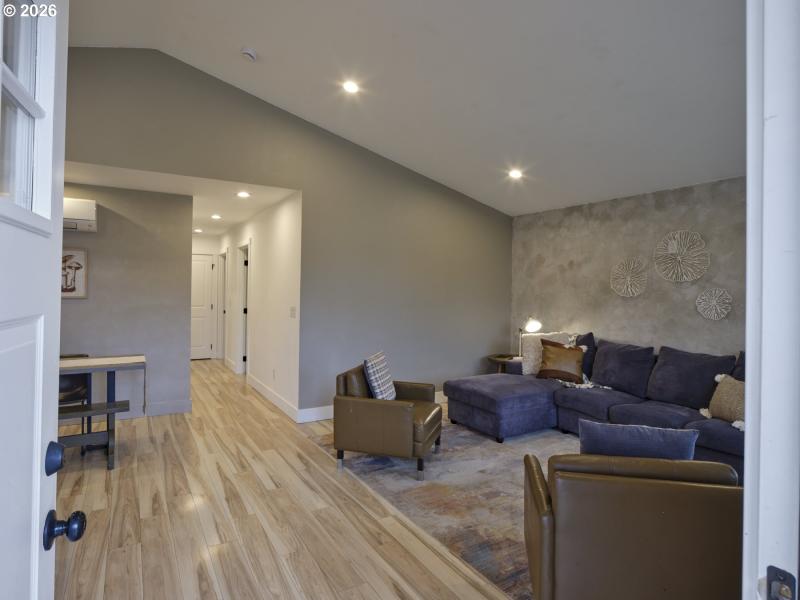 Living Room/Entrance