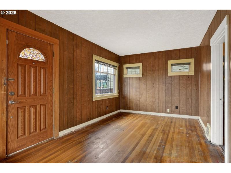 Living Room/Entrance