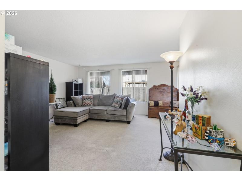 Living Room/Entrance