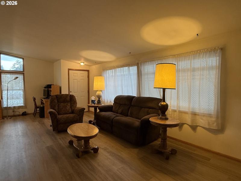 Living Room/Entrance