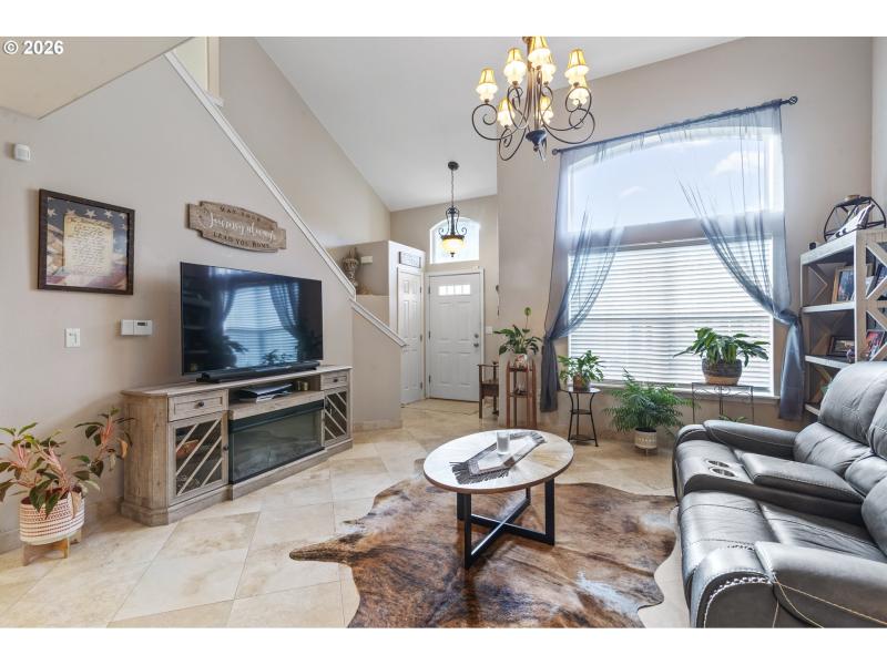 Living Room/Entrance