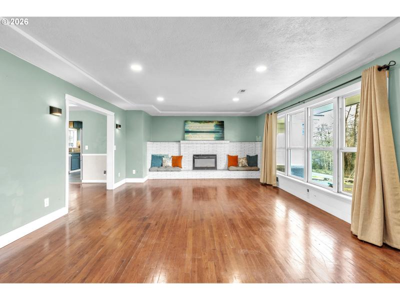 Living Room/Entrance