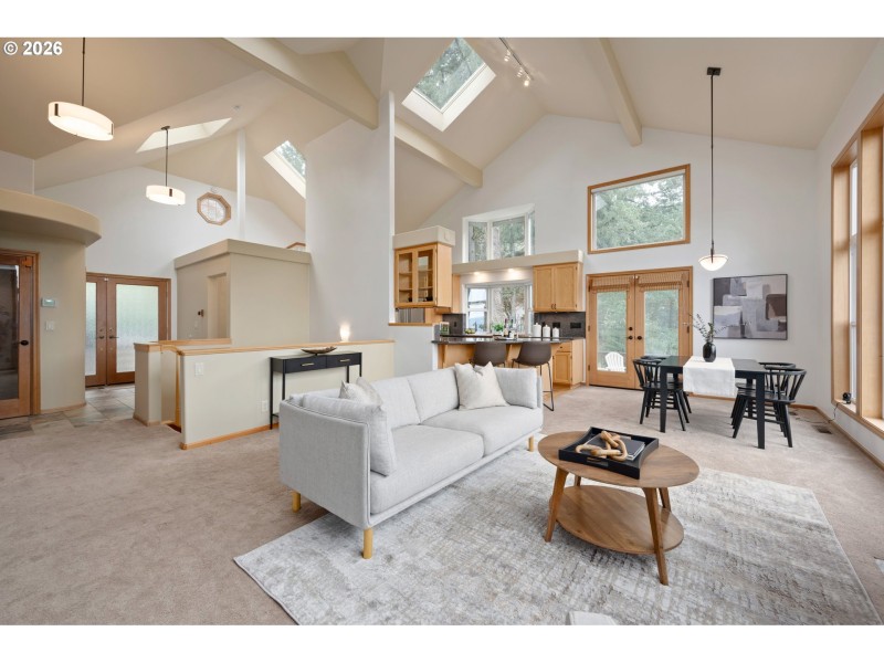 Living Room/Entrance