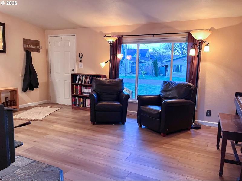 Living Room/Entrance