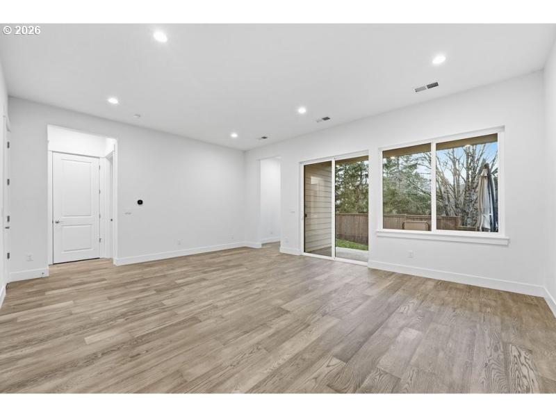 Living Room/Entrance