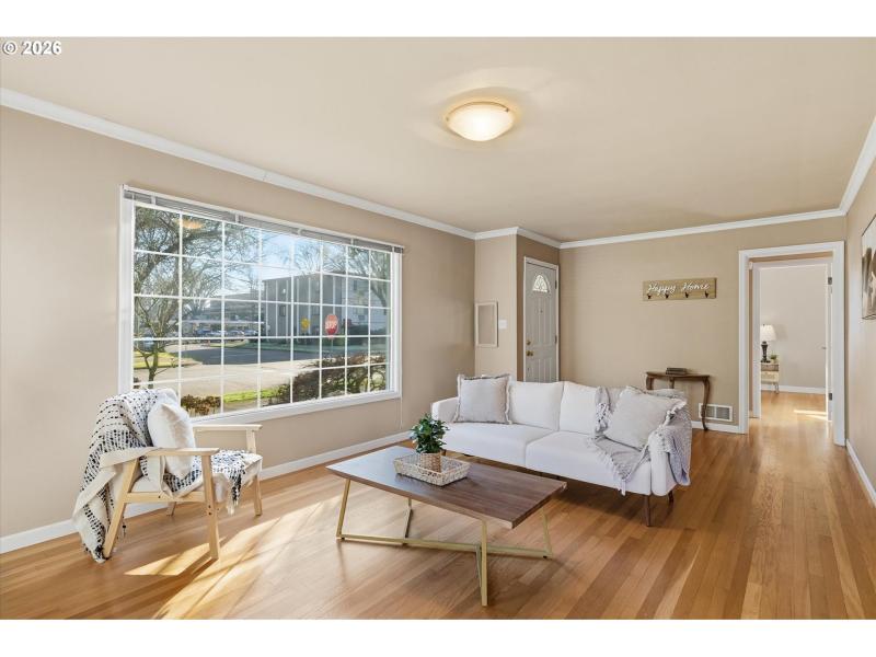 Living Room/Entrance