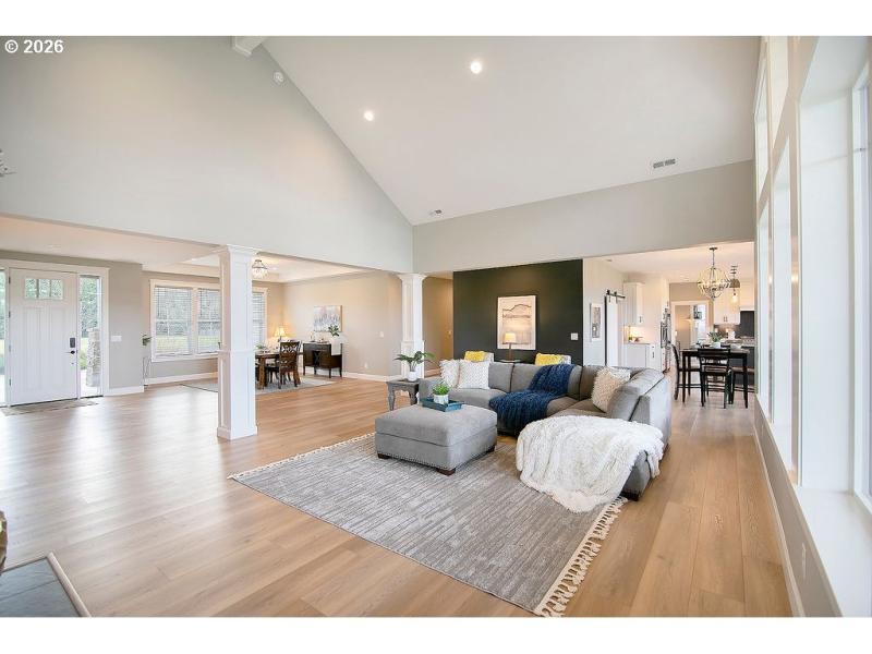 Living Room/Entrance