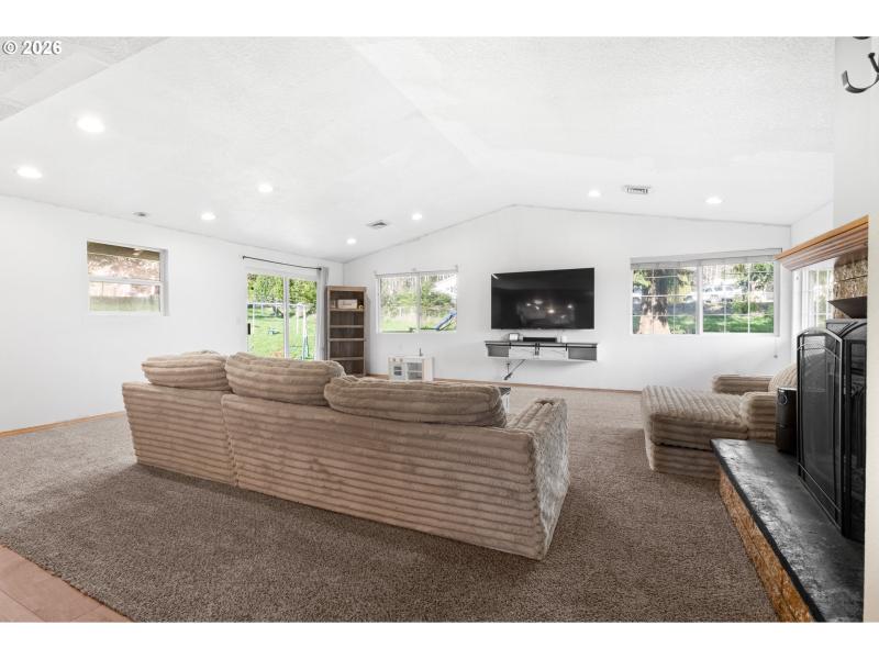 Living Room/Entrance