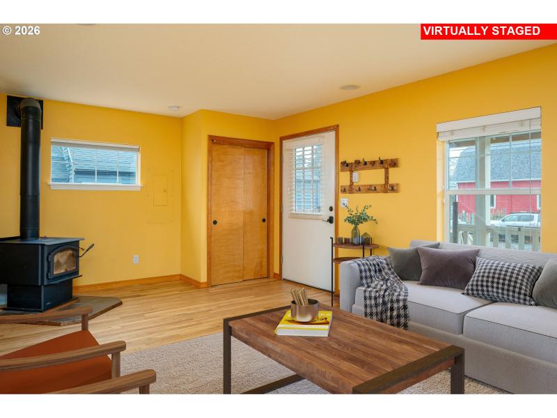 Living Room/Entrance