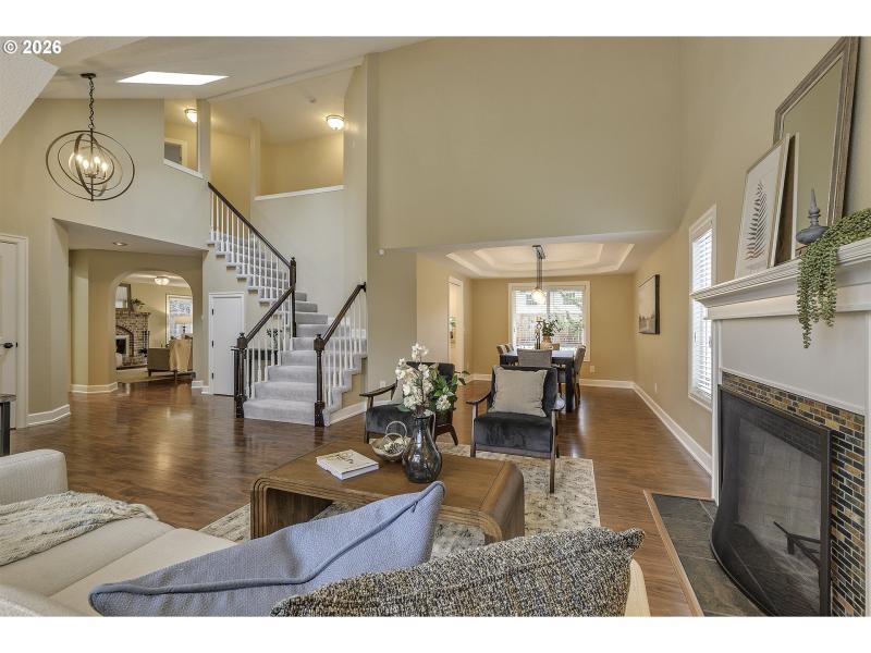 Living Room/Entrance