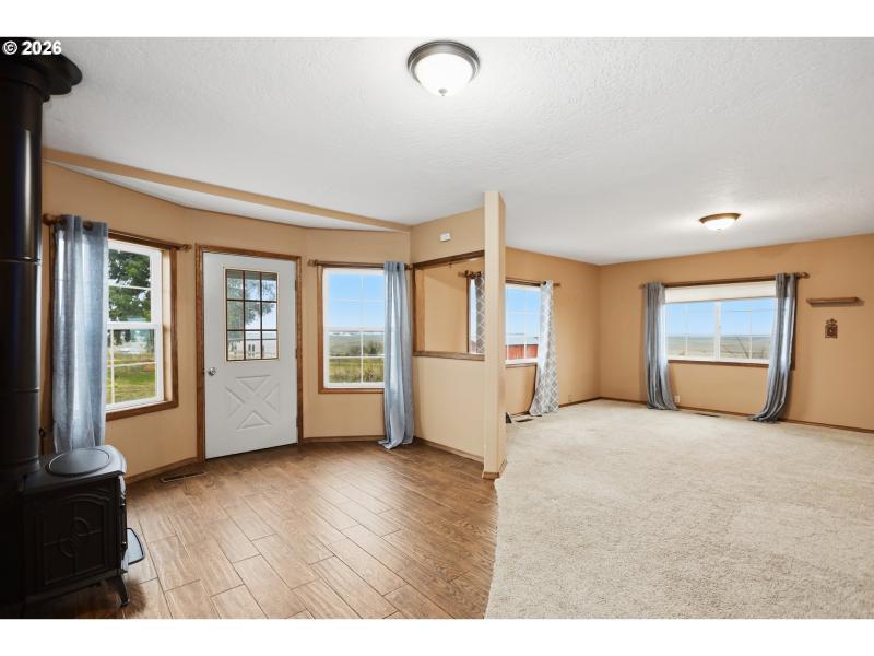 Living Room/Entrance