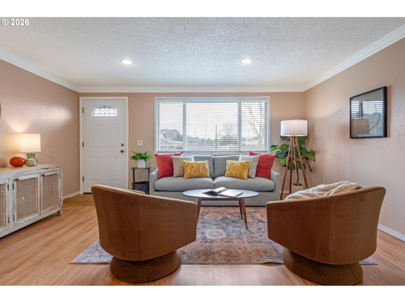 Living Room/Entrance