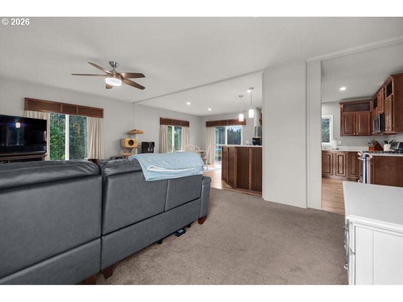 Living Room/Entrance