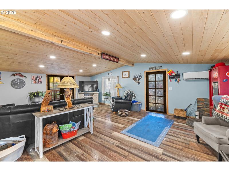 Living Room/Entrance