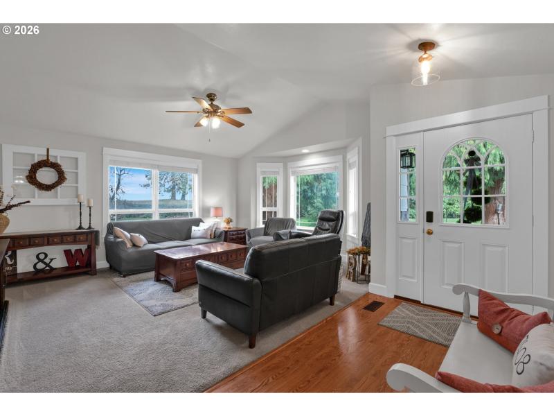 Living Room/Entrance