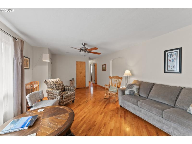 Living Room/Entrance