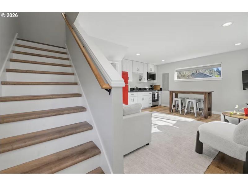 Living Room/Entrance