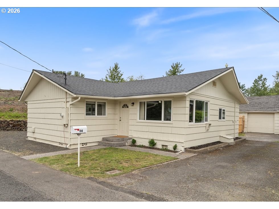 114 CHERRY ST, CastleRock, WA 98611